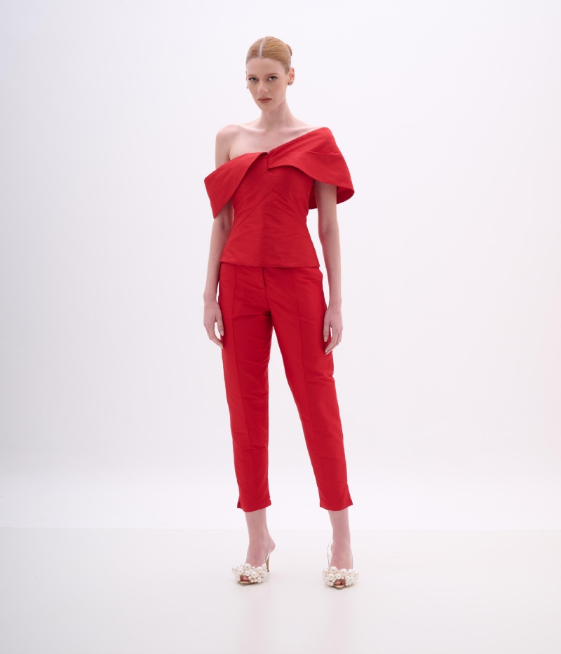 BLUSA EM SHANTUNG VERMELHO COM DECOTE OMBRO A OMBRO ESCULTURAL