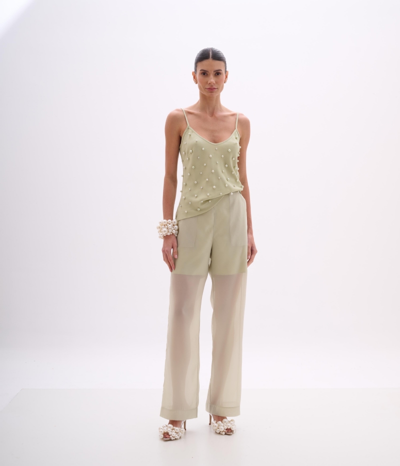 Blusa verde claro com alça fina e aplicação de pérolas