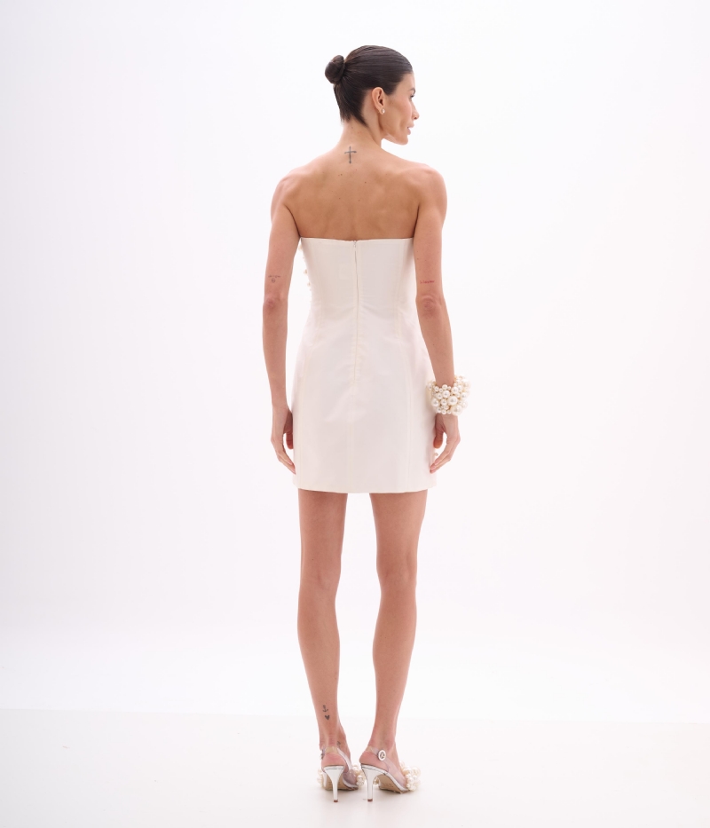 Vestido de festa curto off white com bordado de pérolas em tafetá