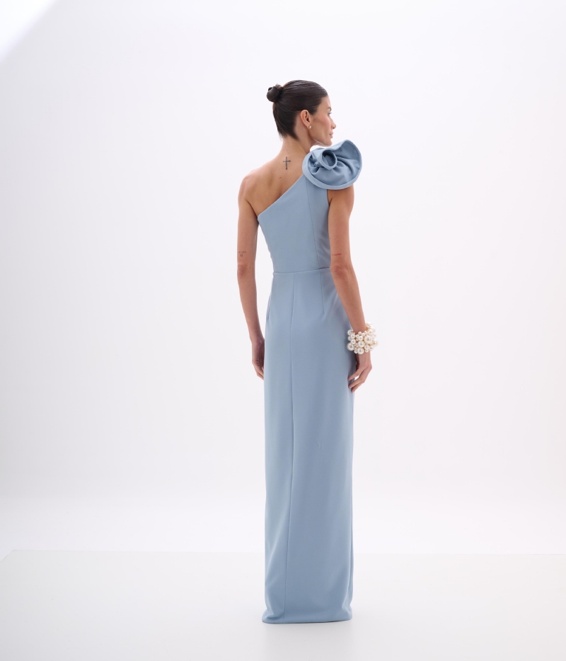 Vestido de festa longo com ombro único e flor estruturada