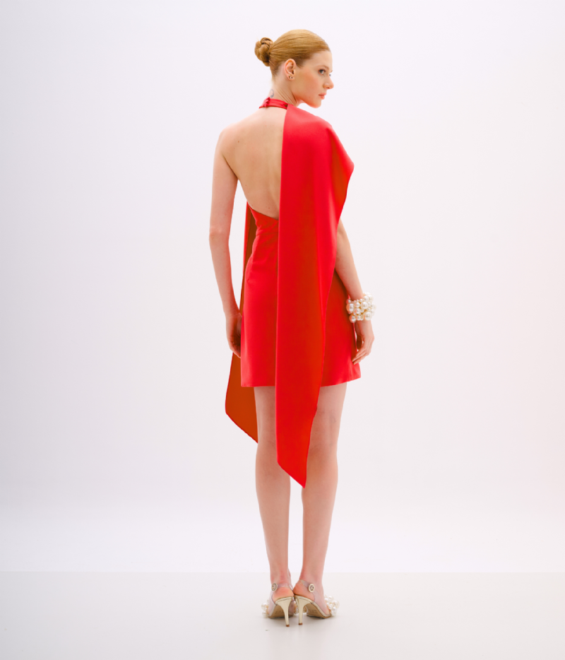 Vestido curto vermelho em crepe com gola laço e decote halter