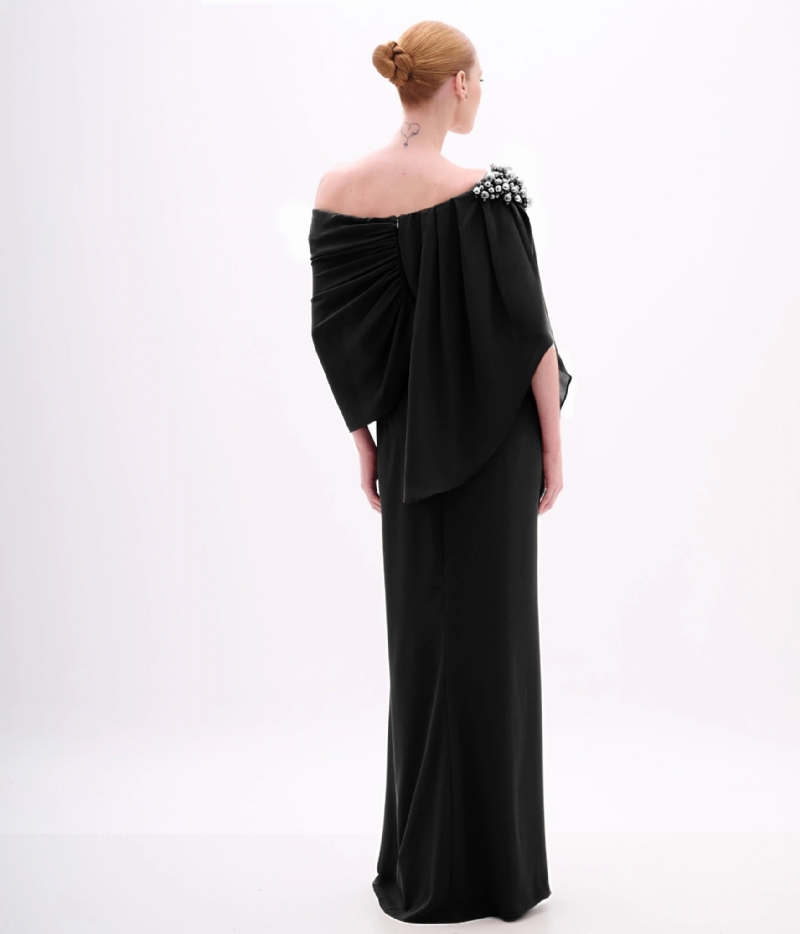 Vestido de festa longo preto com ombro único e aplicação de pérolas