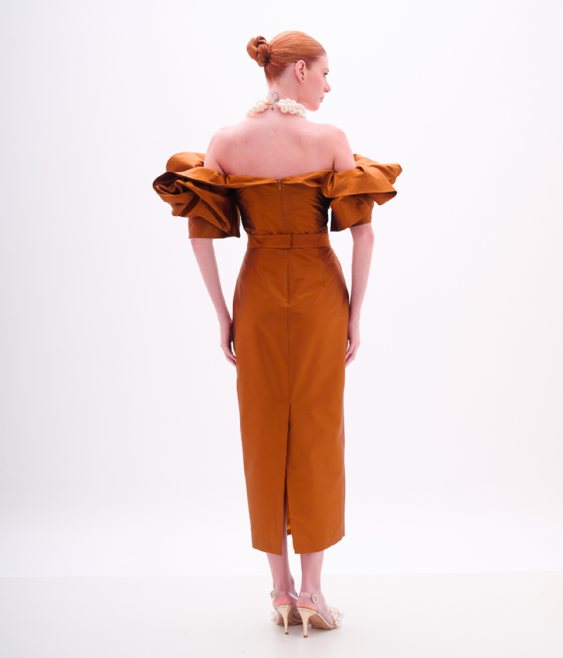 Vestido midi com mangas volumosas e decote ombro a ombro