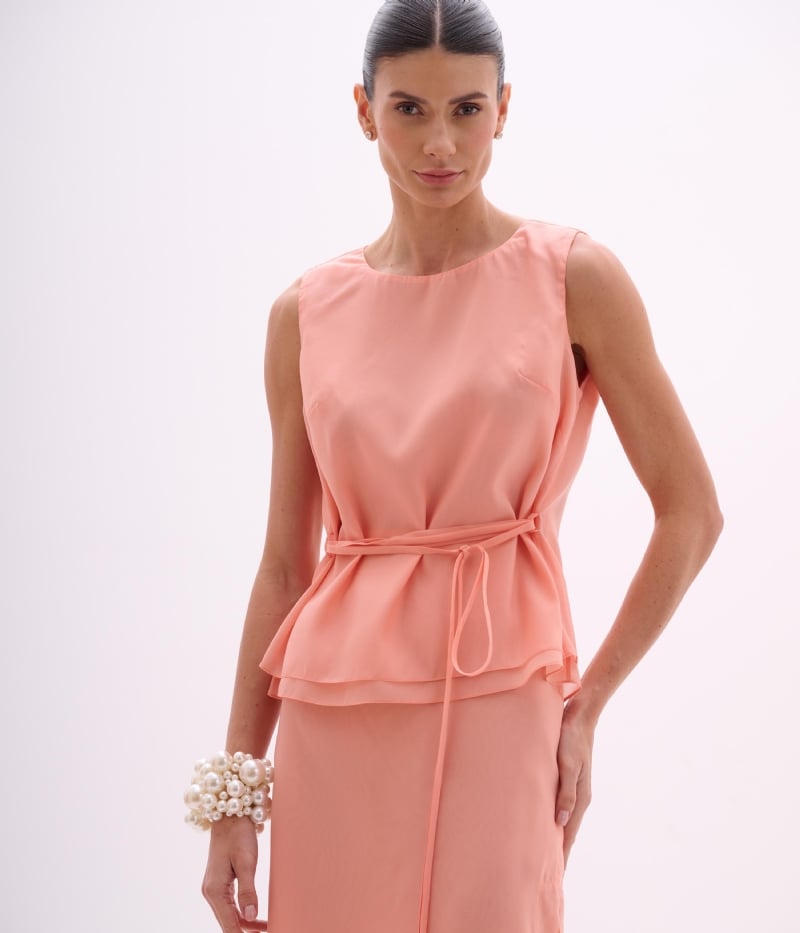Blusa de organza coral com peplum e amarração na cintura
