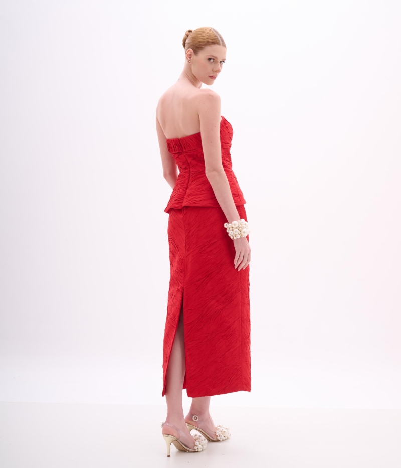 Vestido de festa midi vermelho tomara que caia com peplum estruturado