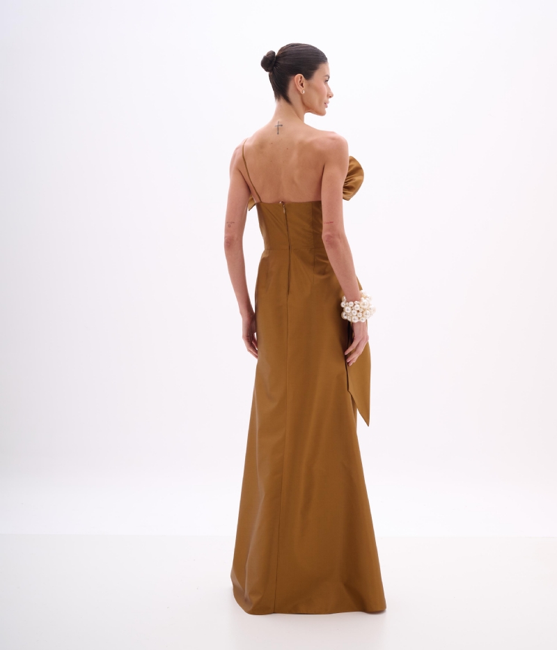 Vestido de festa longo golden brown com um ombro só e detalhe franzido