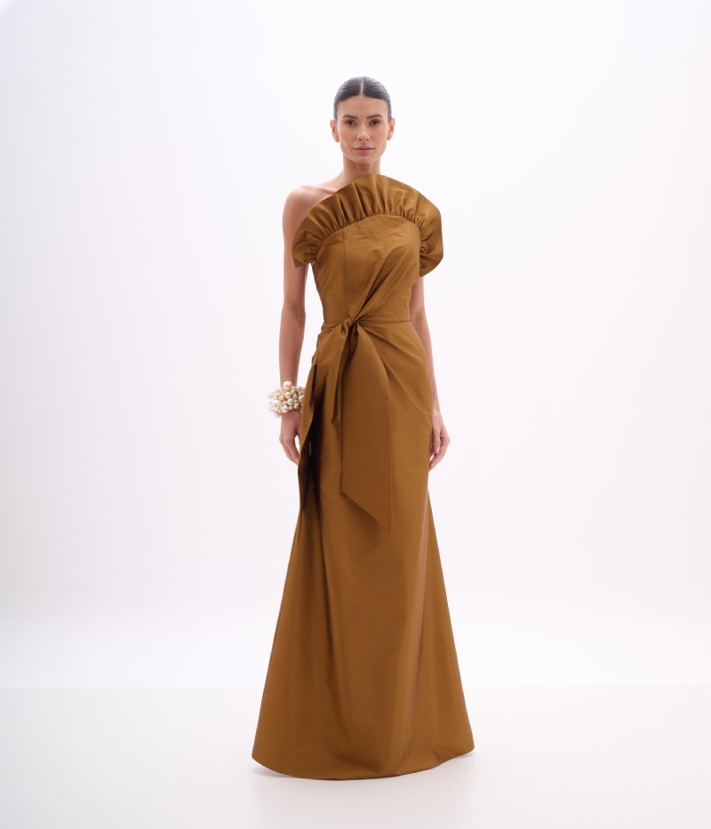 Vestido de festa longo golden brown com um ombro só e detalhe franzido