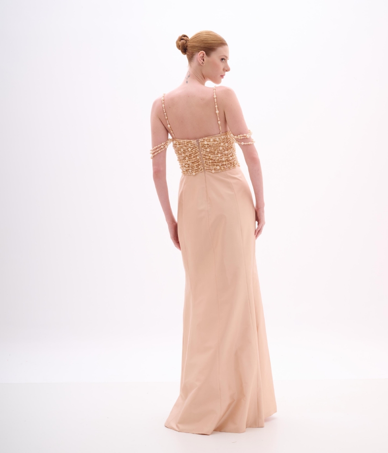 Vestido de festa longo rosé com alças finas e aplicação de pérolas