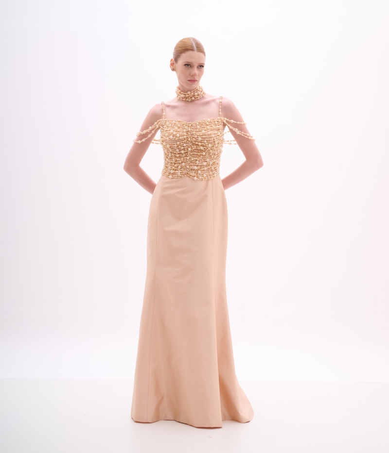 Vestido de festa longo rosé com alças finas e aplicação de pérolas