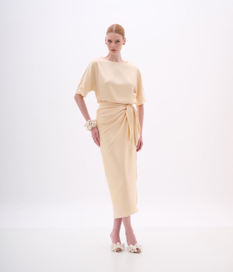 Vestido de festa midi amarelo claro em cetim pérola com amarração lateral