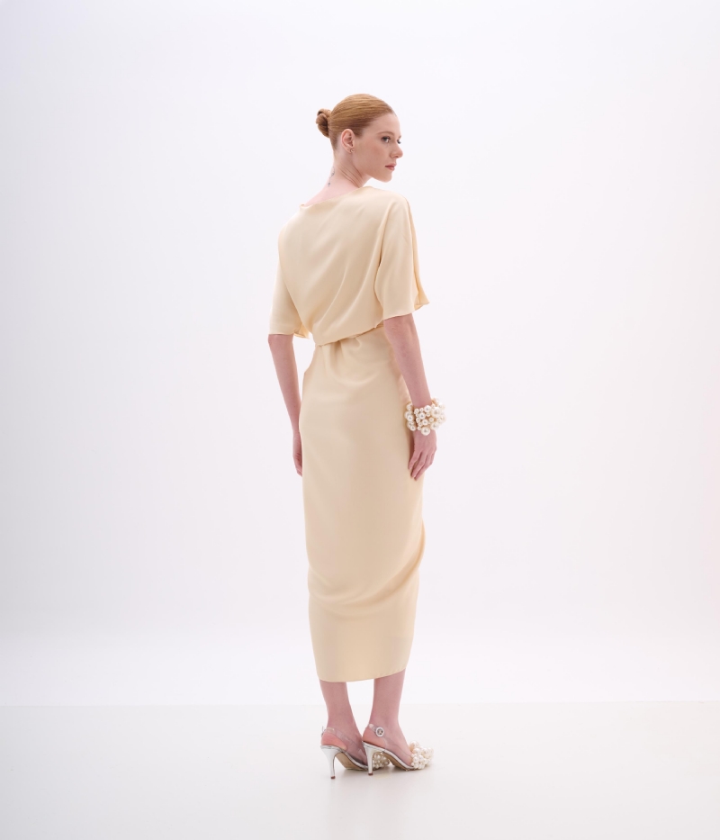 Vestido de festa midi amarelo claro em cetim pérola com amarração lateral