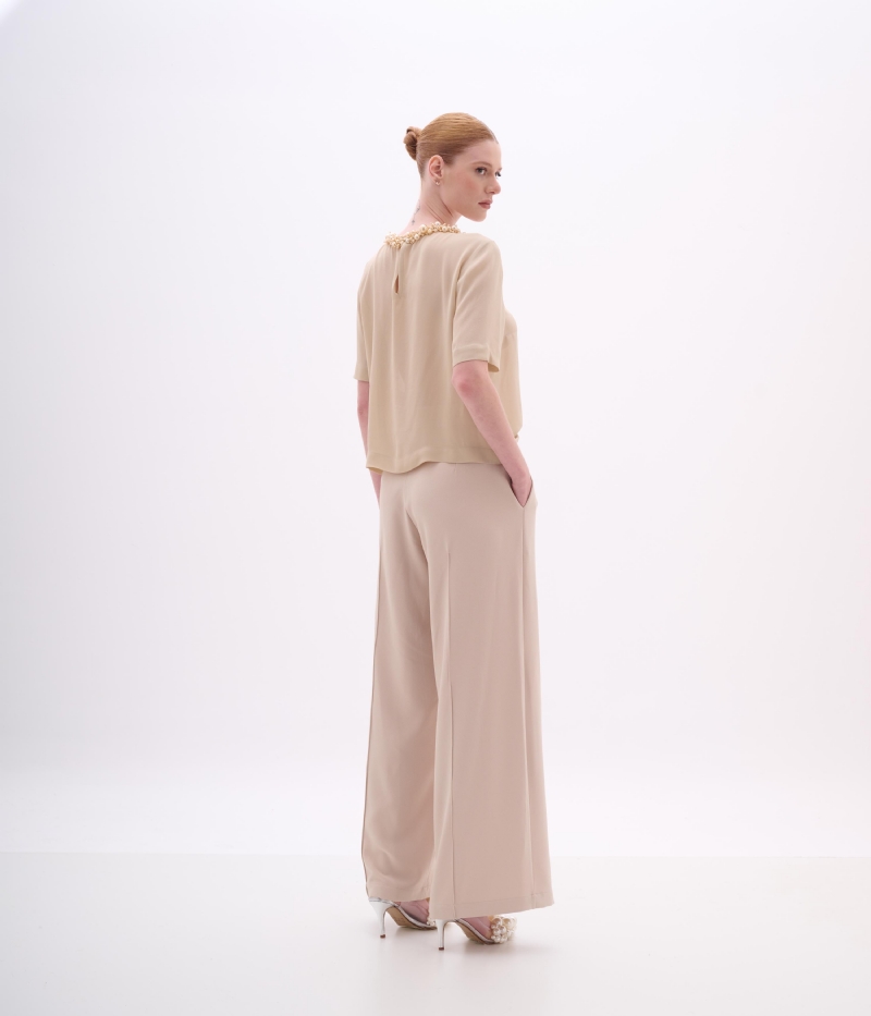 Calça de alfaiataria feminina em crepe areia com caimento reto