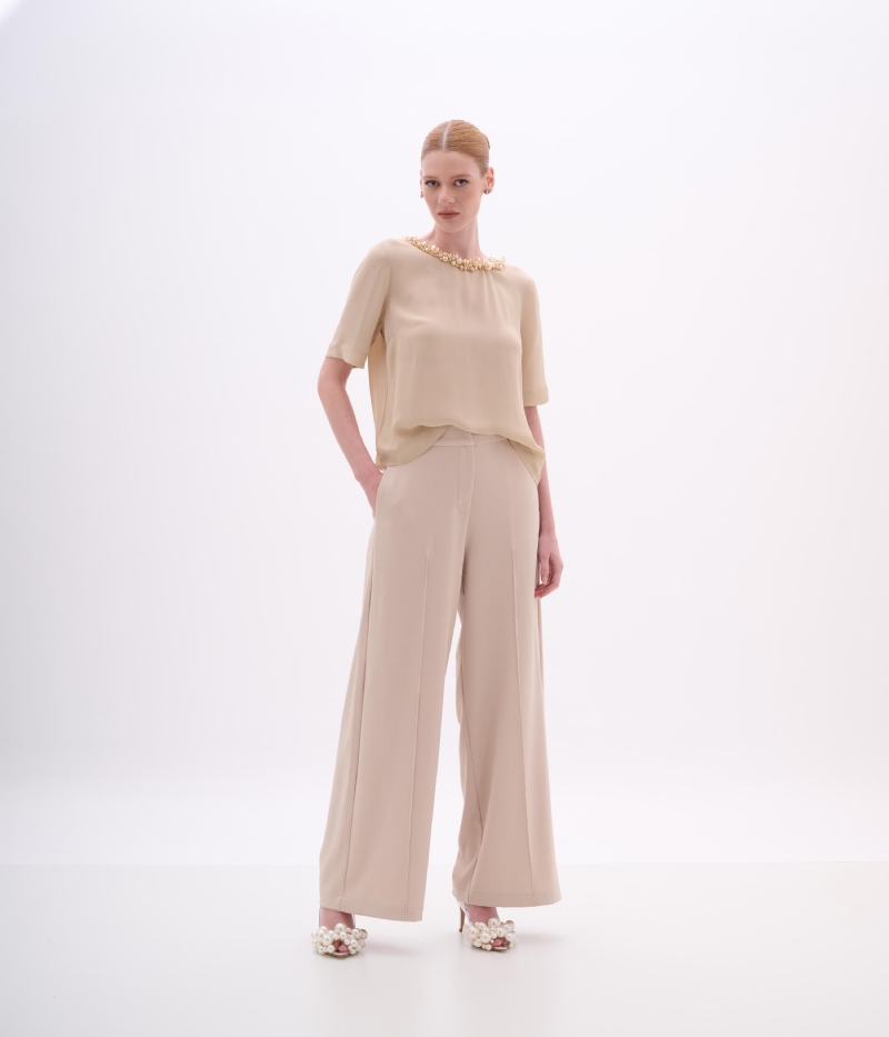 Calça de alfaiataria feminina em crepe areia com caimento reto