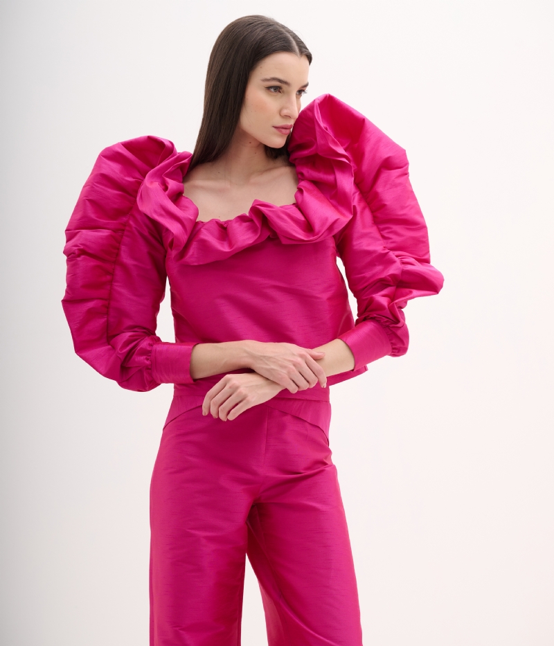 Blusa de festa pink em shantung com mangas bufantes e babado