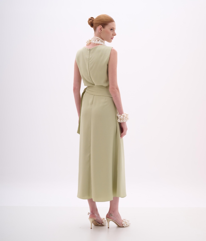 Vestido midi verde com detalhe drapeado lateral