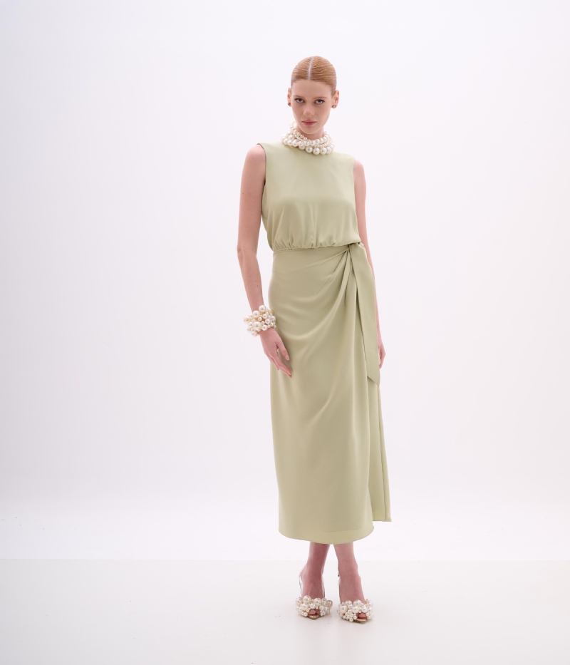 Vestido midi verde com detalhe drapeado lateral