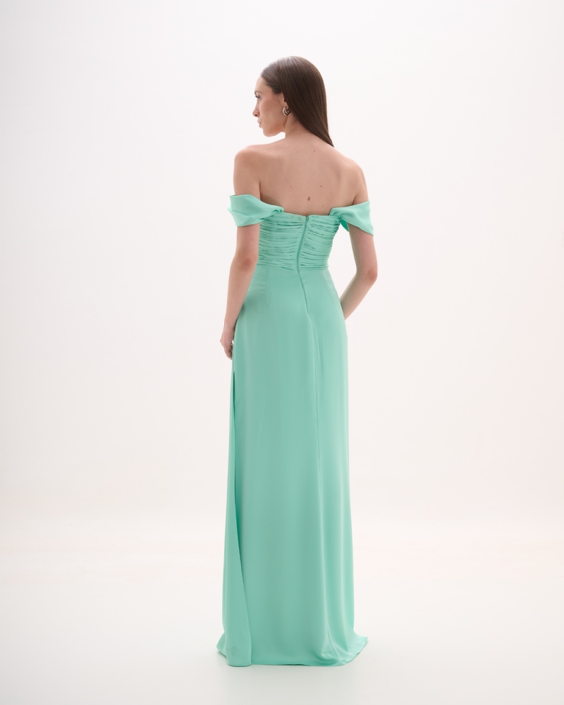 Vestido de festa longo verde menta com decote estruturado