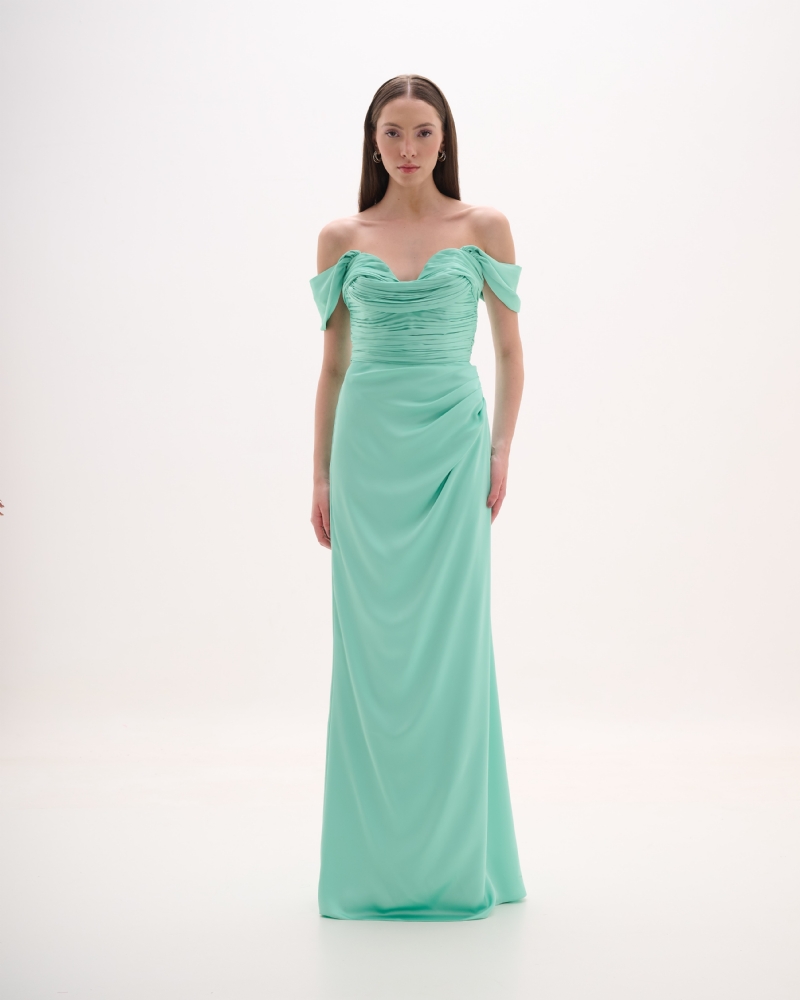 Vestido de festa longo verde menta com decote estruturado