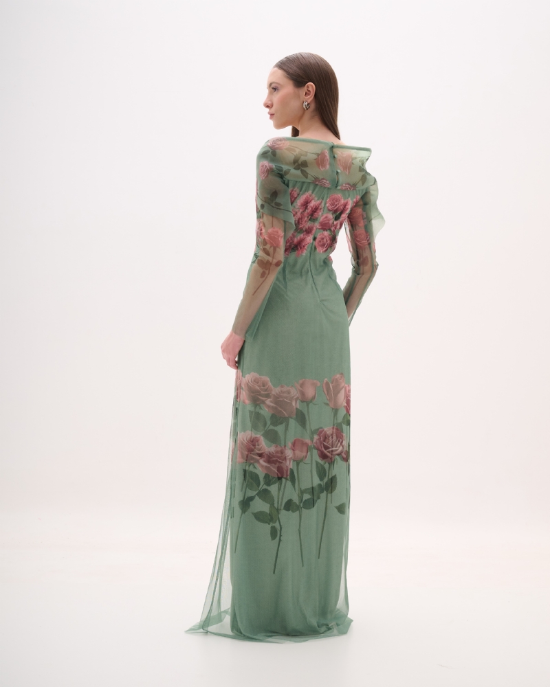 Vestido de festa longo verde com estampa floral e manga longa em tule