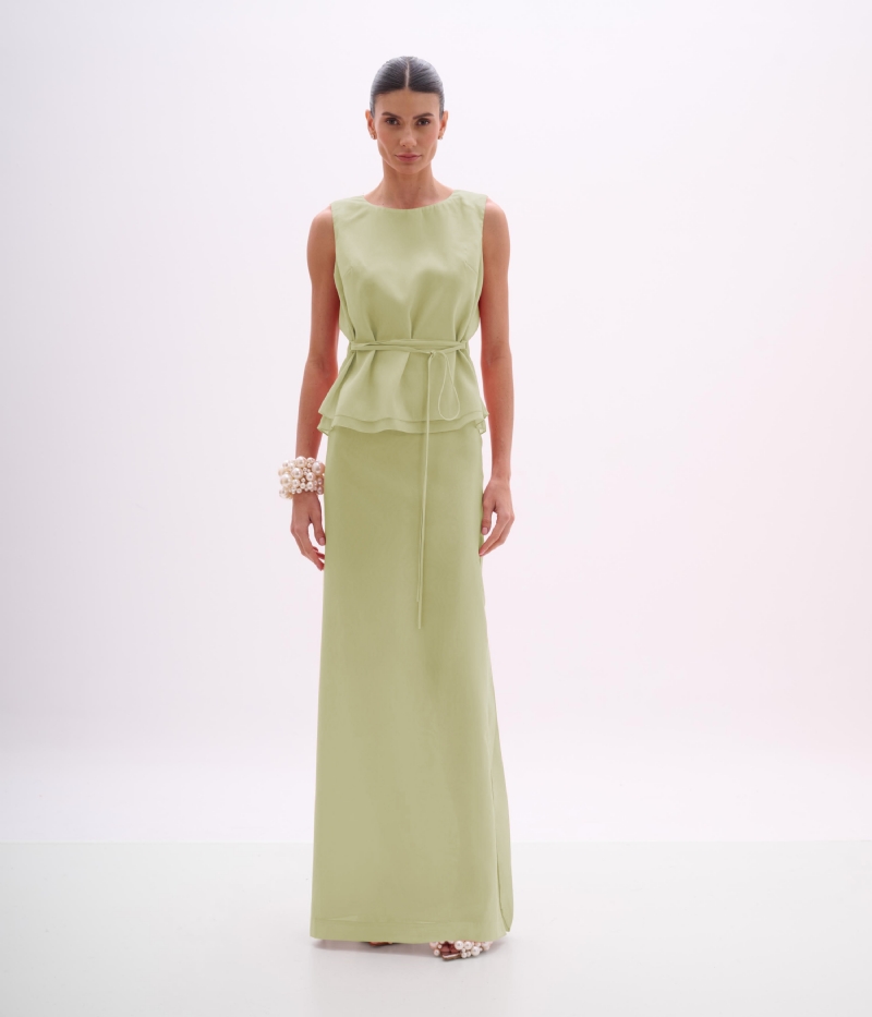 Saia longa de organza verde com caimento reto e leve transparência