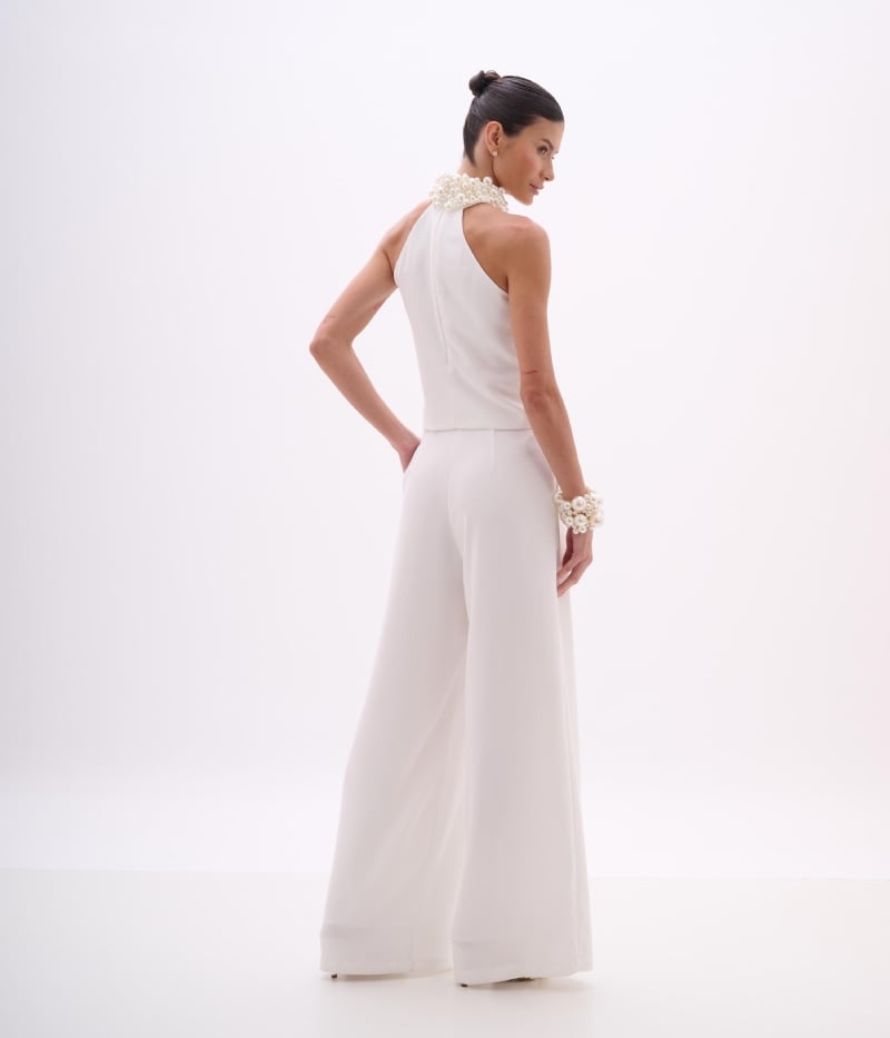 Calça off white com pregas frontais e bolsos laterais