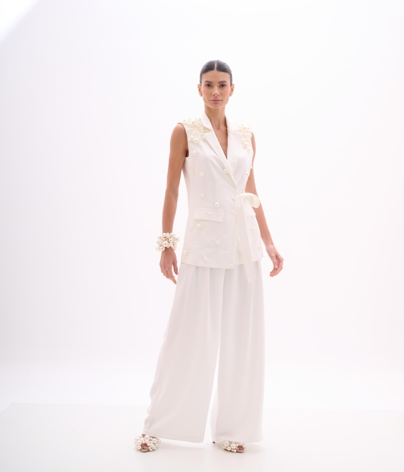 Calça off white com pregas frontais e bolsos laterais