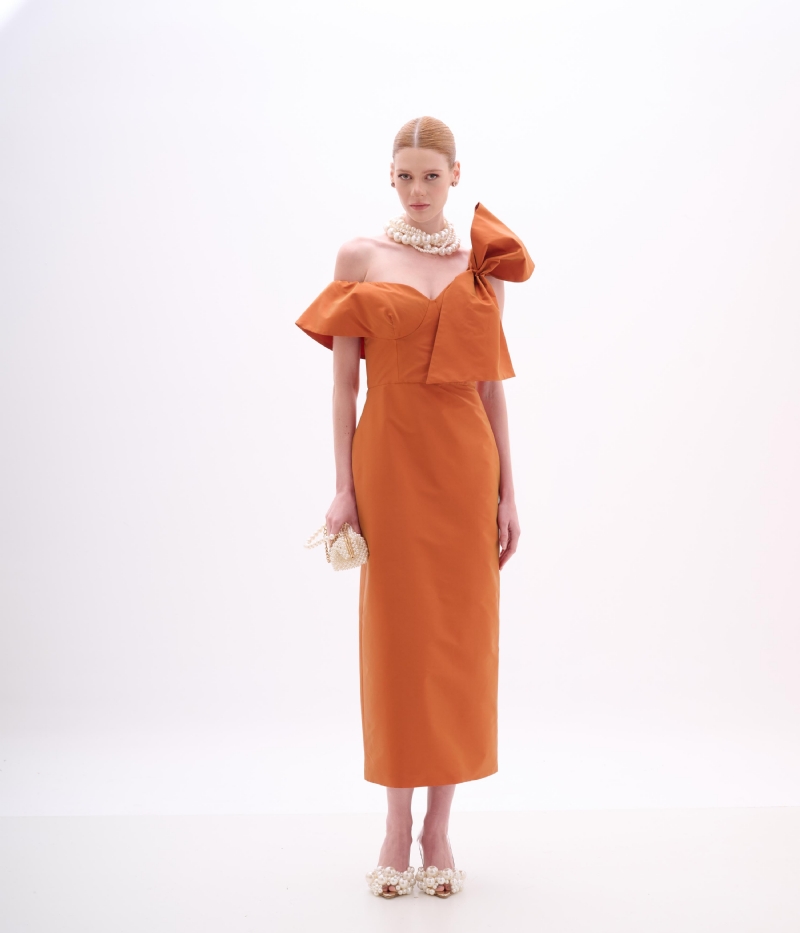 Vestido de festa midi Golden Bell com decote ombro a ombro e laço