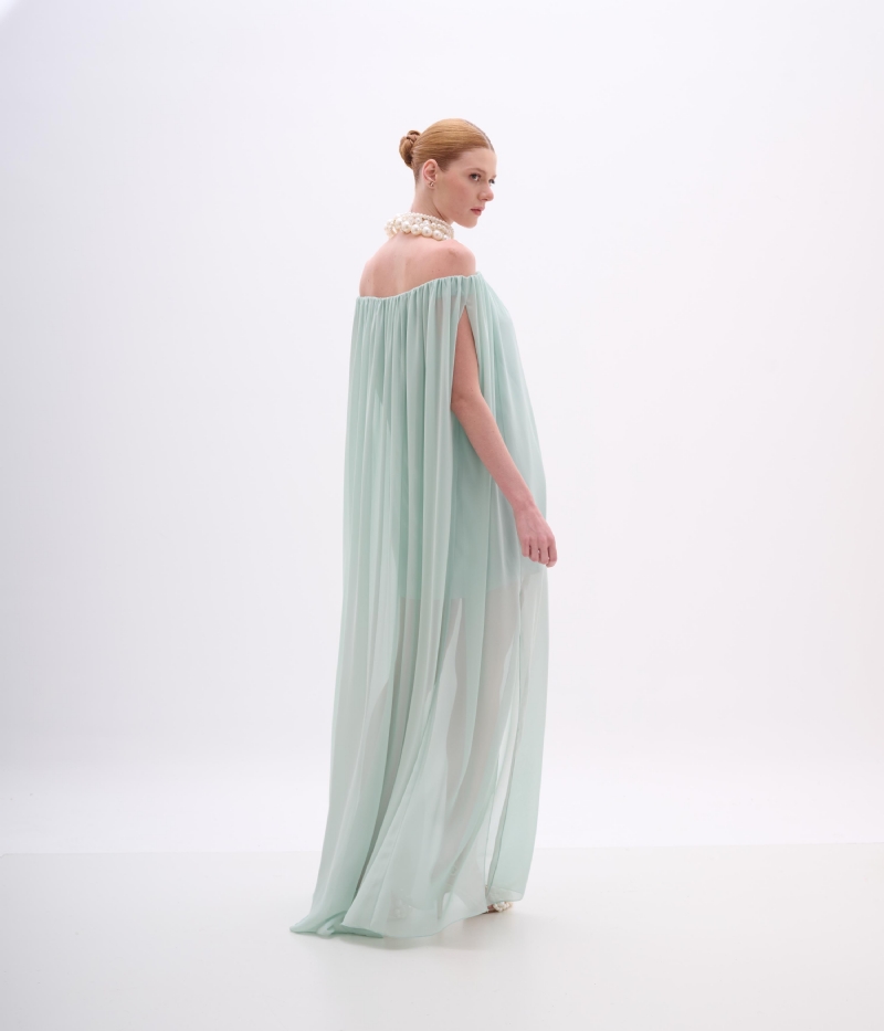 Vestido de festa longo azul mare em chiffon com decote ombro a ombro