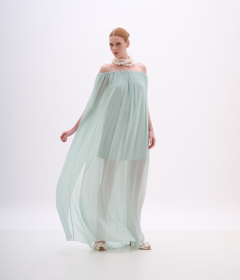 Vestido de festa longo azul mare em chiffon com decote ombro a ombro