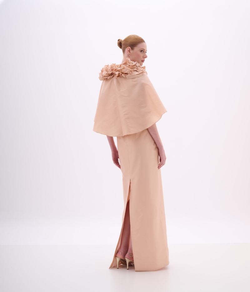 Vestido longo de festa em tafetá rosé com capa e detalhe floral