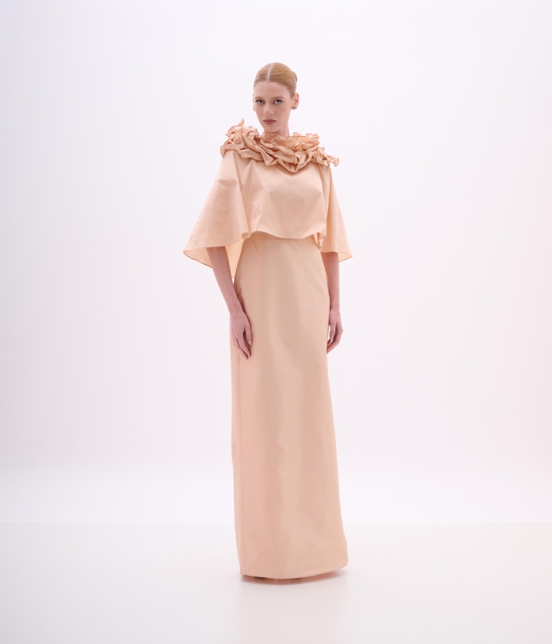 Vestido longo de festa em tafetá rosé com capa e detalhe floral