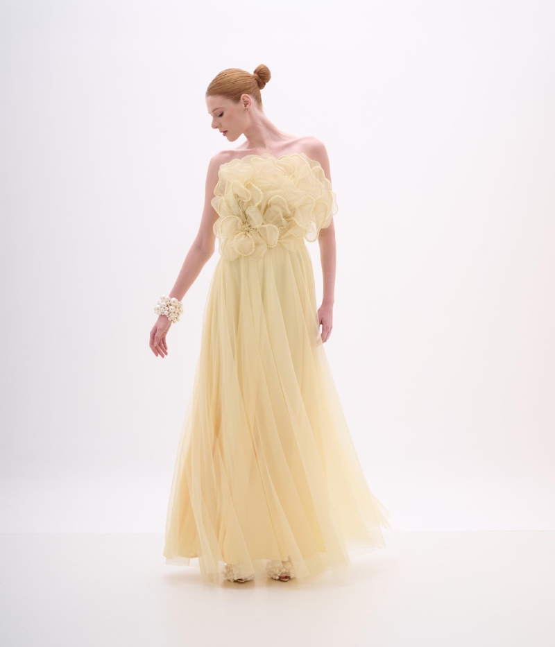 Vestido longo de festa em tule amarelo manteiga com bordado floral