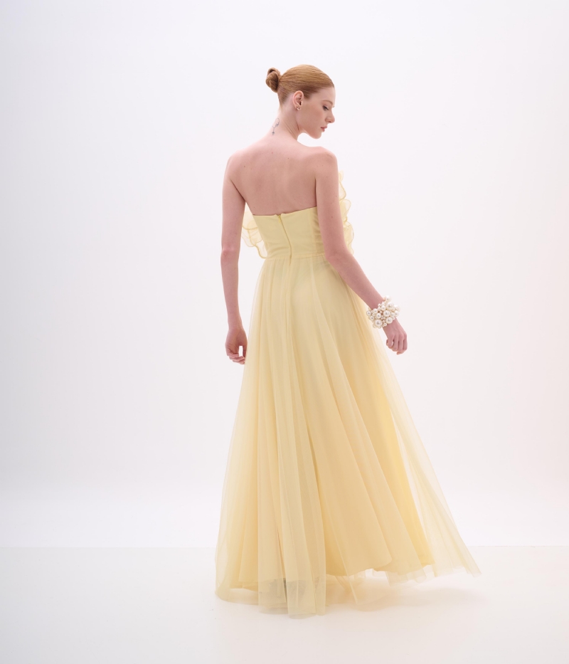Vestido longo de festa em tule amarelo manteiga com bordado floral
