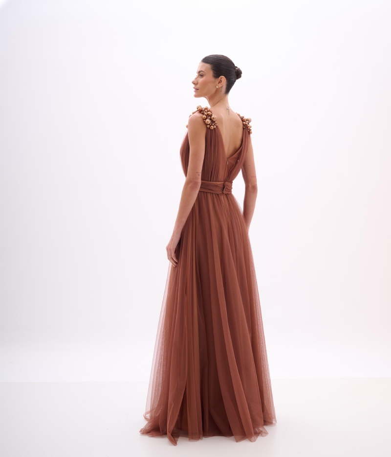Vestido de festa longo em tule mocha mousse com aplicação nos ombros