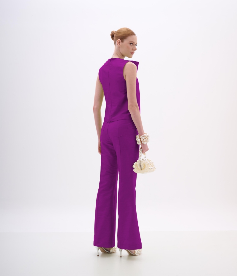 Calça de festa em shantung uva com modelagem flare