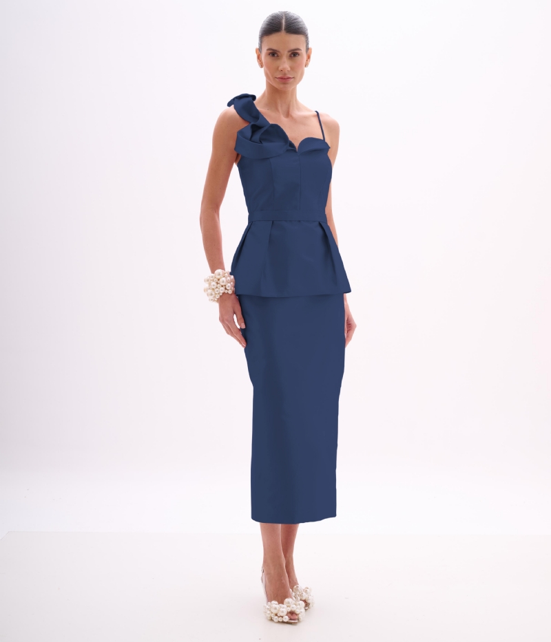 Vestido midi de festa em zibeline azul marinho com peplum e alças finas