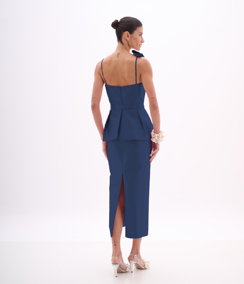 Vestido midi de festa em zibeline azul marinho com peplum e alças finas