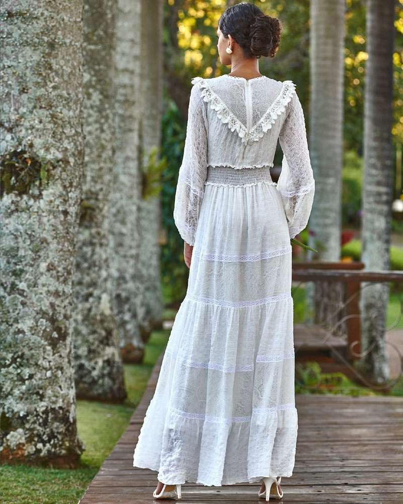 Vestido de festa longo branco com manga longa e detalhes em renda