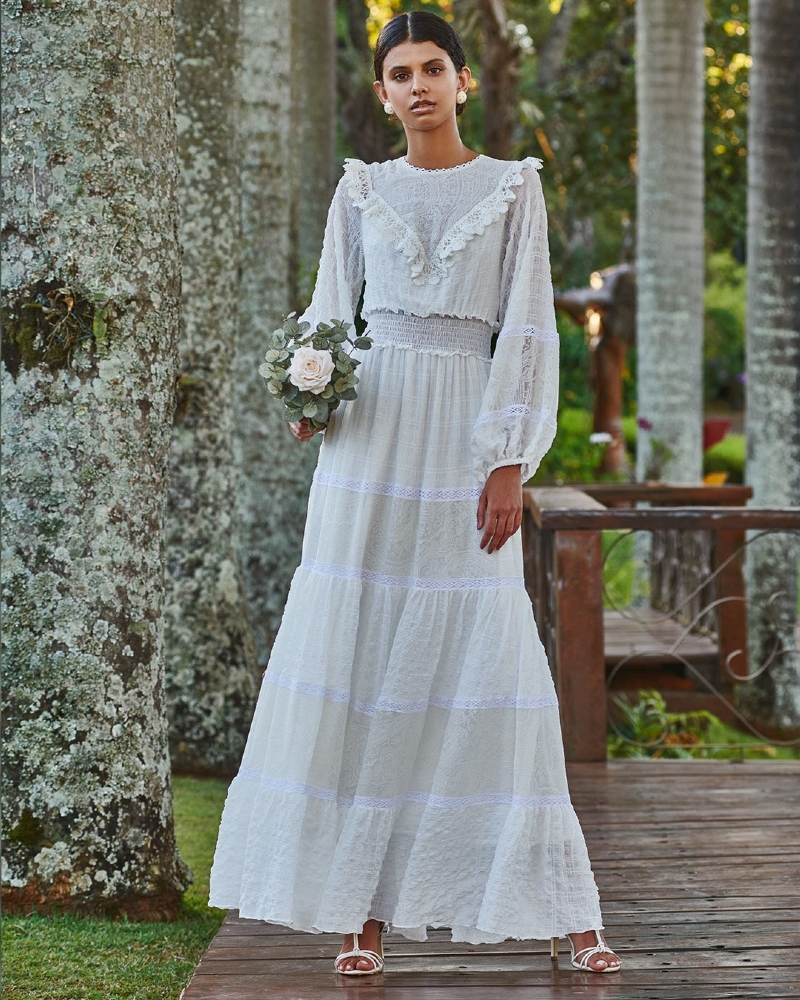 Vestido de festa longo branco com manga longa e detalhes em renda