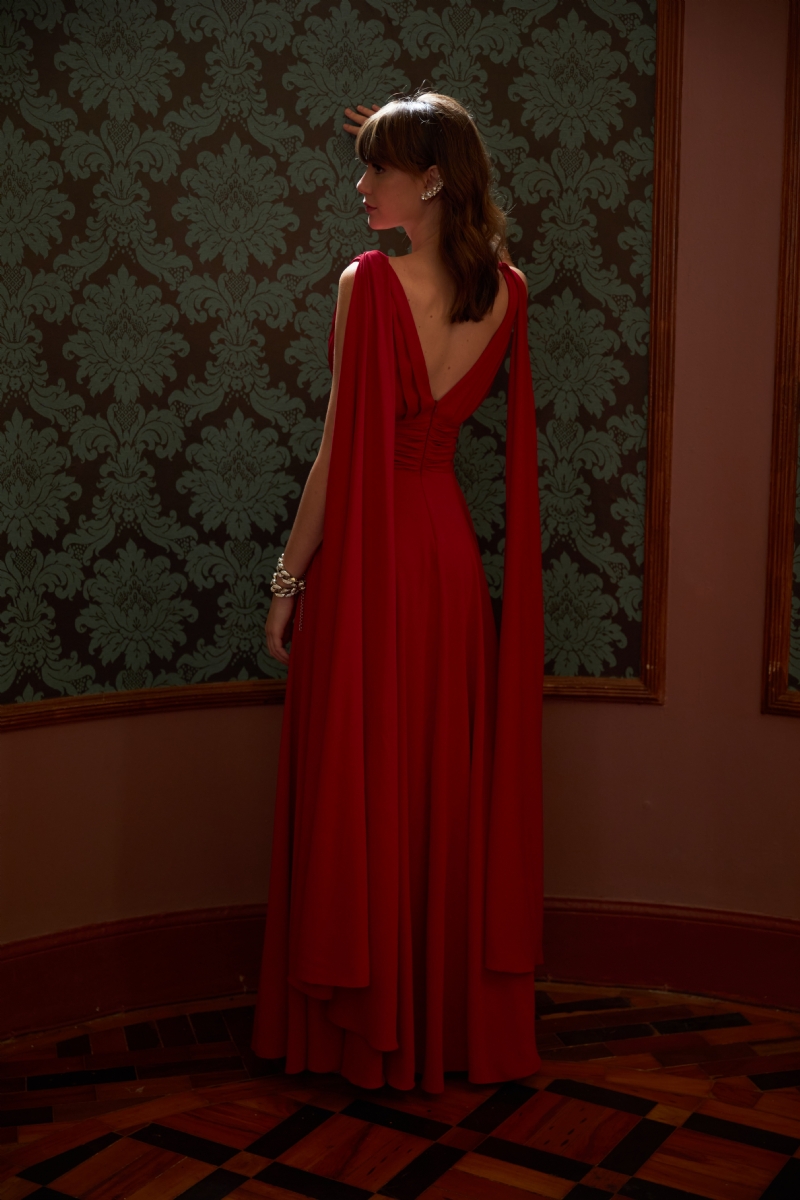 Vestido de festa longo vermelho com decote V e capa fluida
