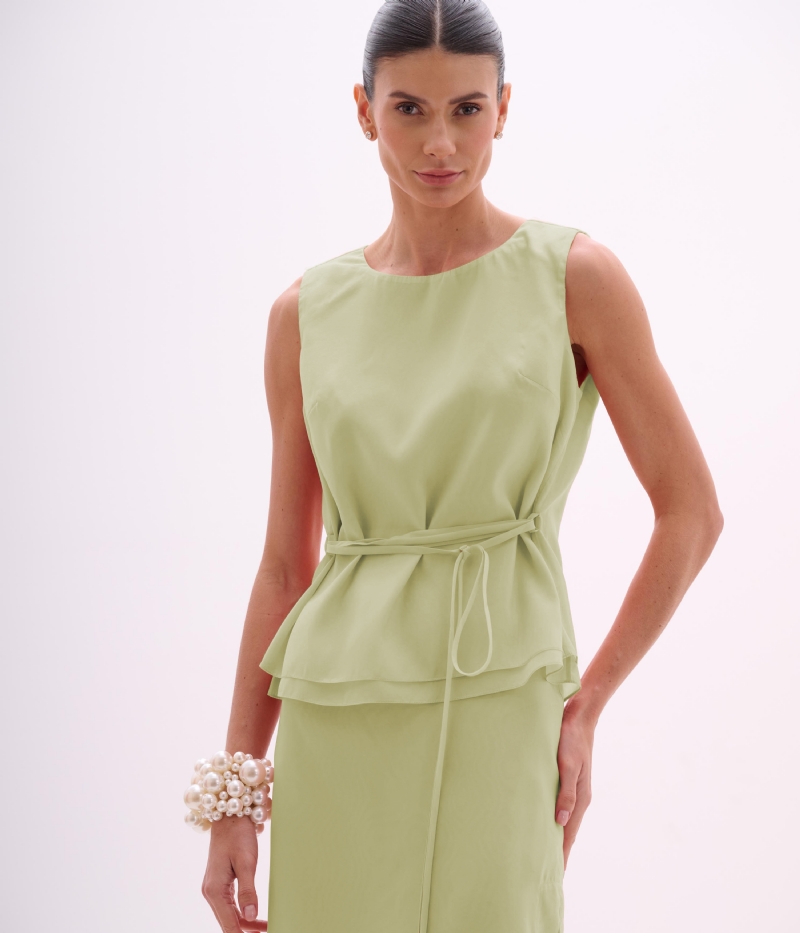 Blusa de organza verde claro com peplum e amarração na cintura
