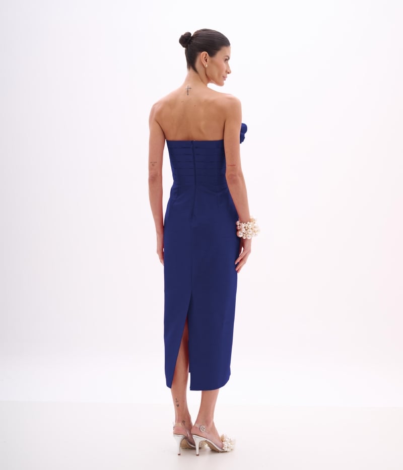Vestido de festa midi azul náutico tomara que caia com detalhe estruturado no decote