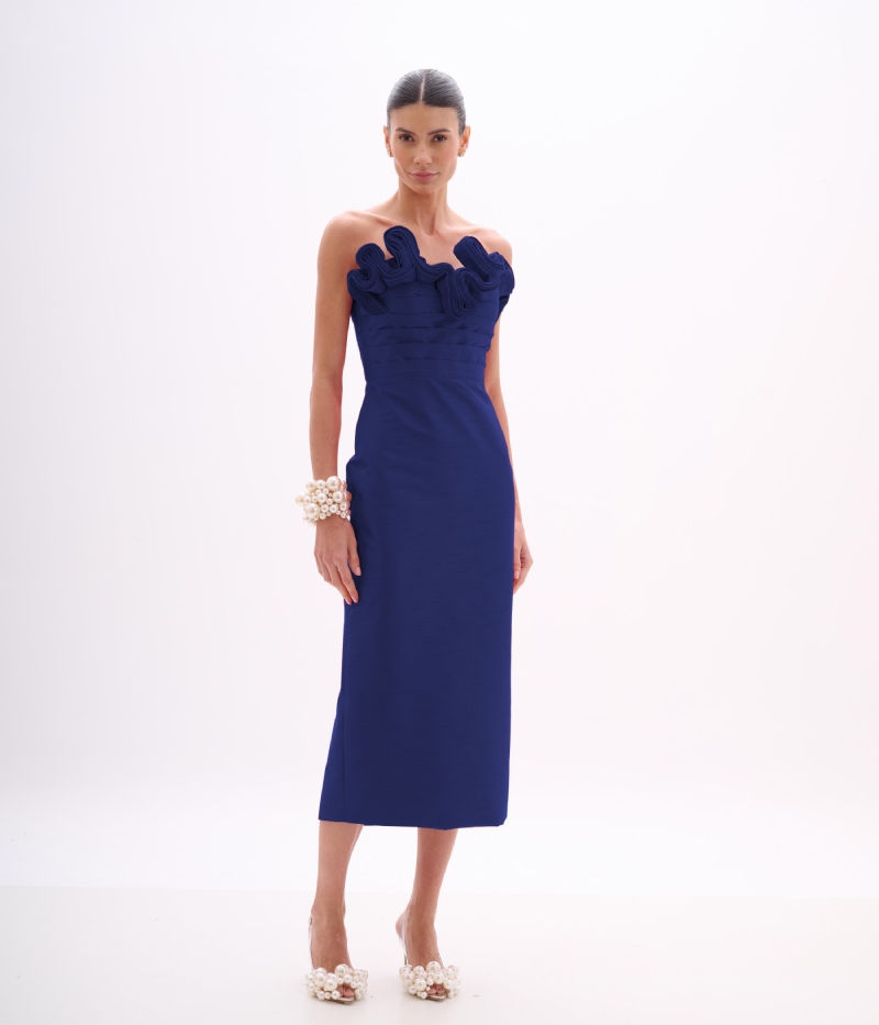 Vestido de festa midi azul náutico tomara que caia com detalhe estruturado no decote