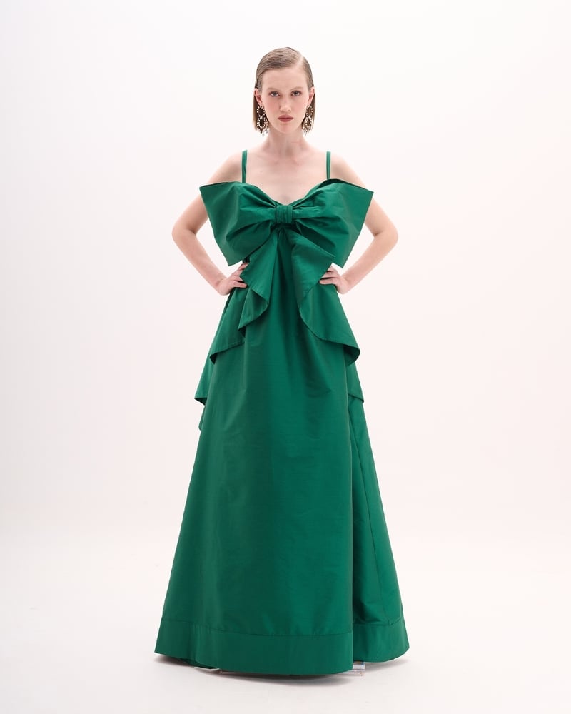 Vestido de festa longo verde esmeralda com laço estruturado frontal