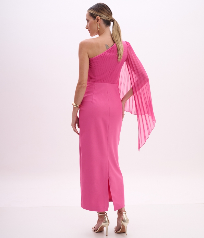 Vestido midi de festa em crepe pink com um ombro só e manga plissada