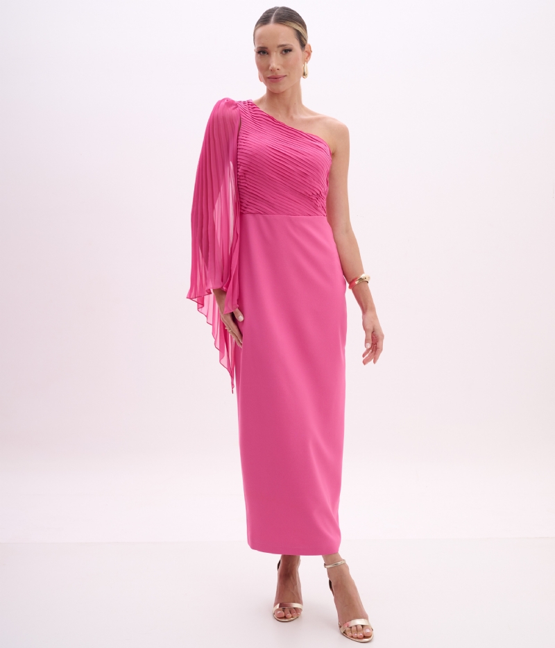Vestido midi de festa em crepe pink com um ombro só e manga plissada