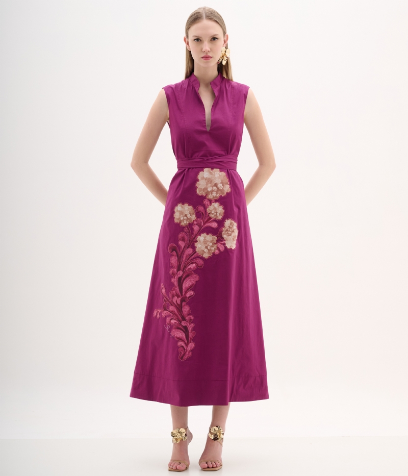 Vestido midi magenta com bordado floral