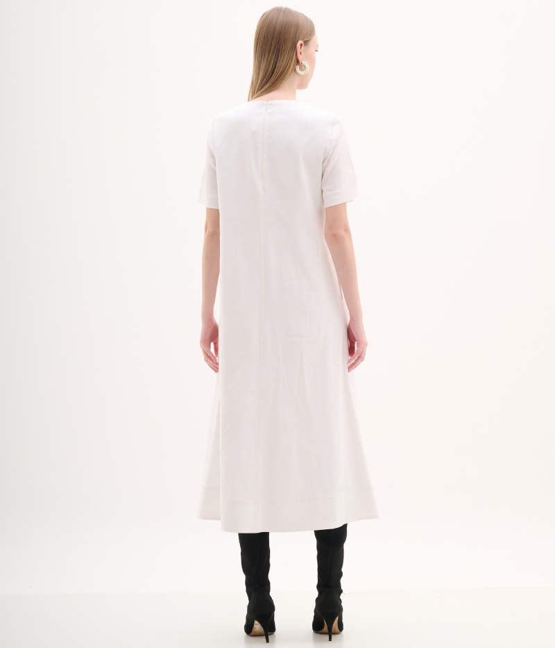 Vestido midi off white com bordado em tons de cinza e preto