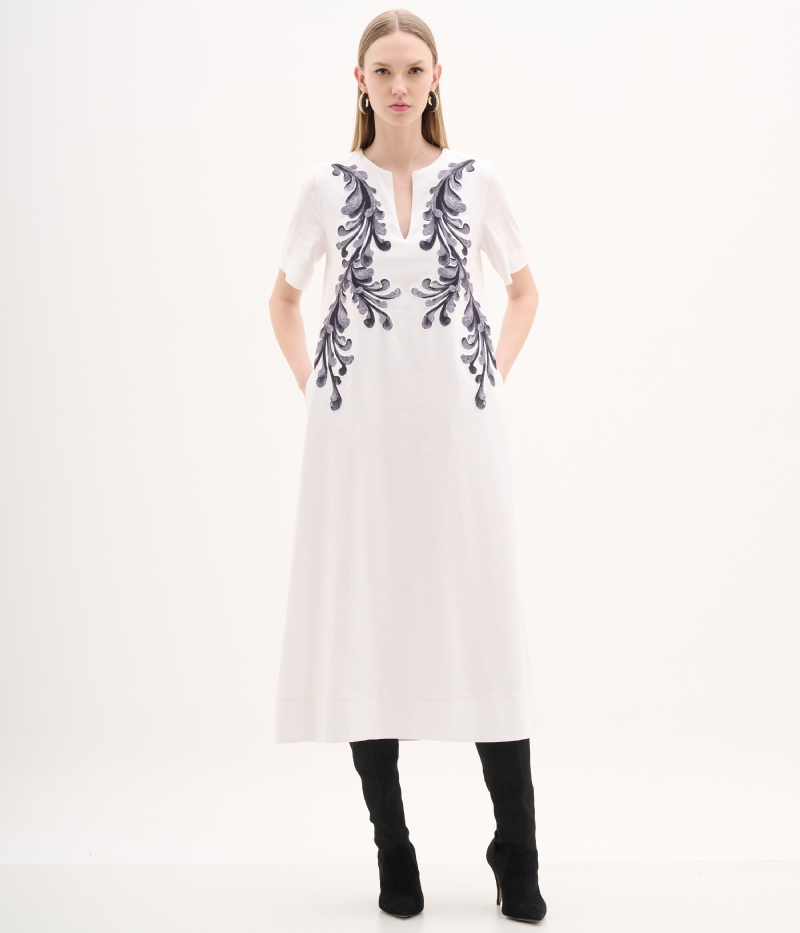 Vestido midi off white com bordado em tons de cinza e preto