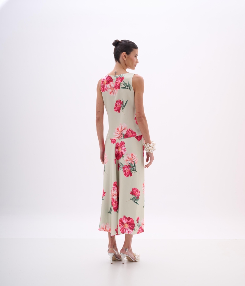 Conjunto floral em cetim com blusa de alças e saia longa